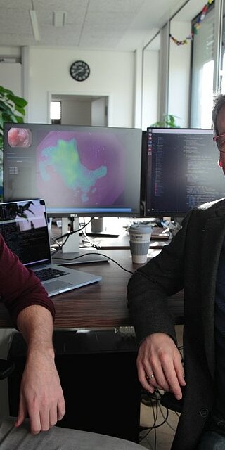 Prof. Dr. Christoph Palm (r.) und Doktorand Robert Mendel in ihrem Labor an der OTH Regensburg.