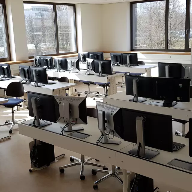 Ein Raum mit mehreren Computern