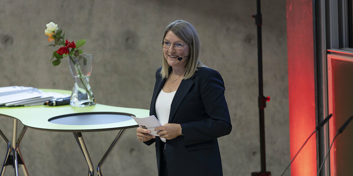 Prof. Dr. Carina Braun, Vizepräsidentin für Berufungen und Student Lifecycle Management, betonte, wie stolz sie sei, Teil einer Hochschule zu sein, an der Engagement, Talent und Durchhaltevermögen sichtbar wird. Foto: OTH Regensburg/Florian Hammerich