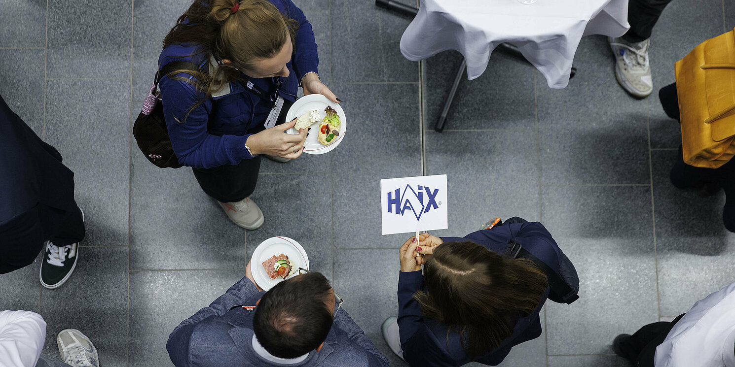 Im Anschluss an die Übergabe der Urkunden bot ein gemeinsamer Stehempfang Raum für persönlichen Austausch zwischen Stipendiatinnen und Stipendiaten sowie ihren Fördernden. Foto: OTH Regensburg/Florian Hammerich