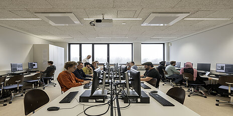 Studierende im Computerraum