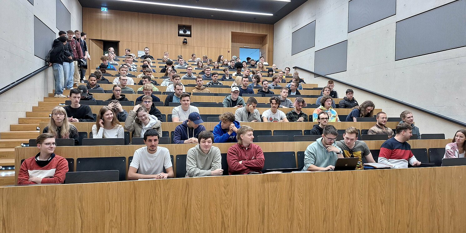 Studenten von vorne in einem Hörsaal