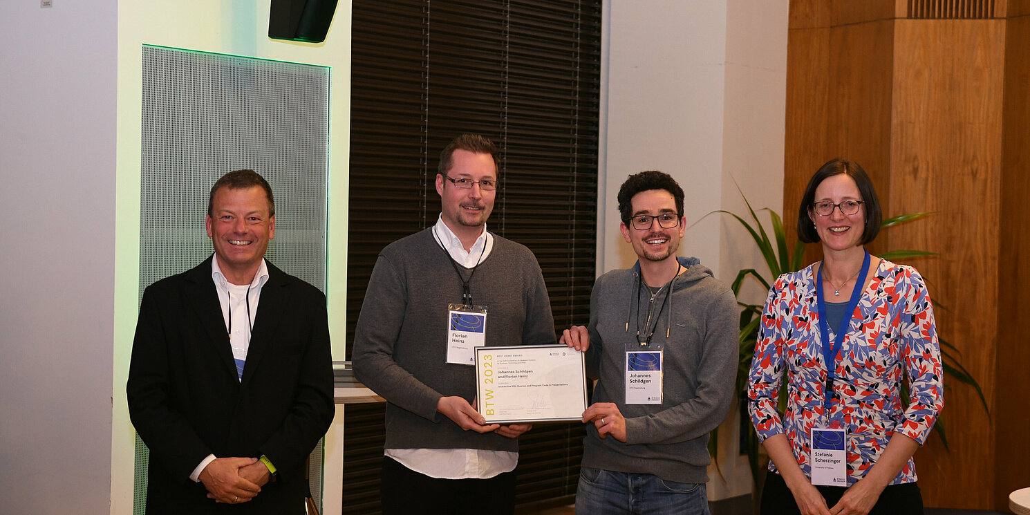 Prof. Dr. Florian Heinz (2.v.li.) und Prof. Dr. Johannes Schildgen (3.v.li.) gewannen den Best-Demo-Award bei der 20. Conference on Database Systems for Business, Technology and Web. Foto: Corinna Heinz